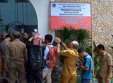 Tunggak Pajak Daerah 5 Miliyar, Pemkab Mabar Pasang Plang Peringatan di Hotel Loccal Collection